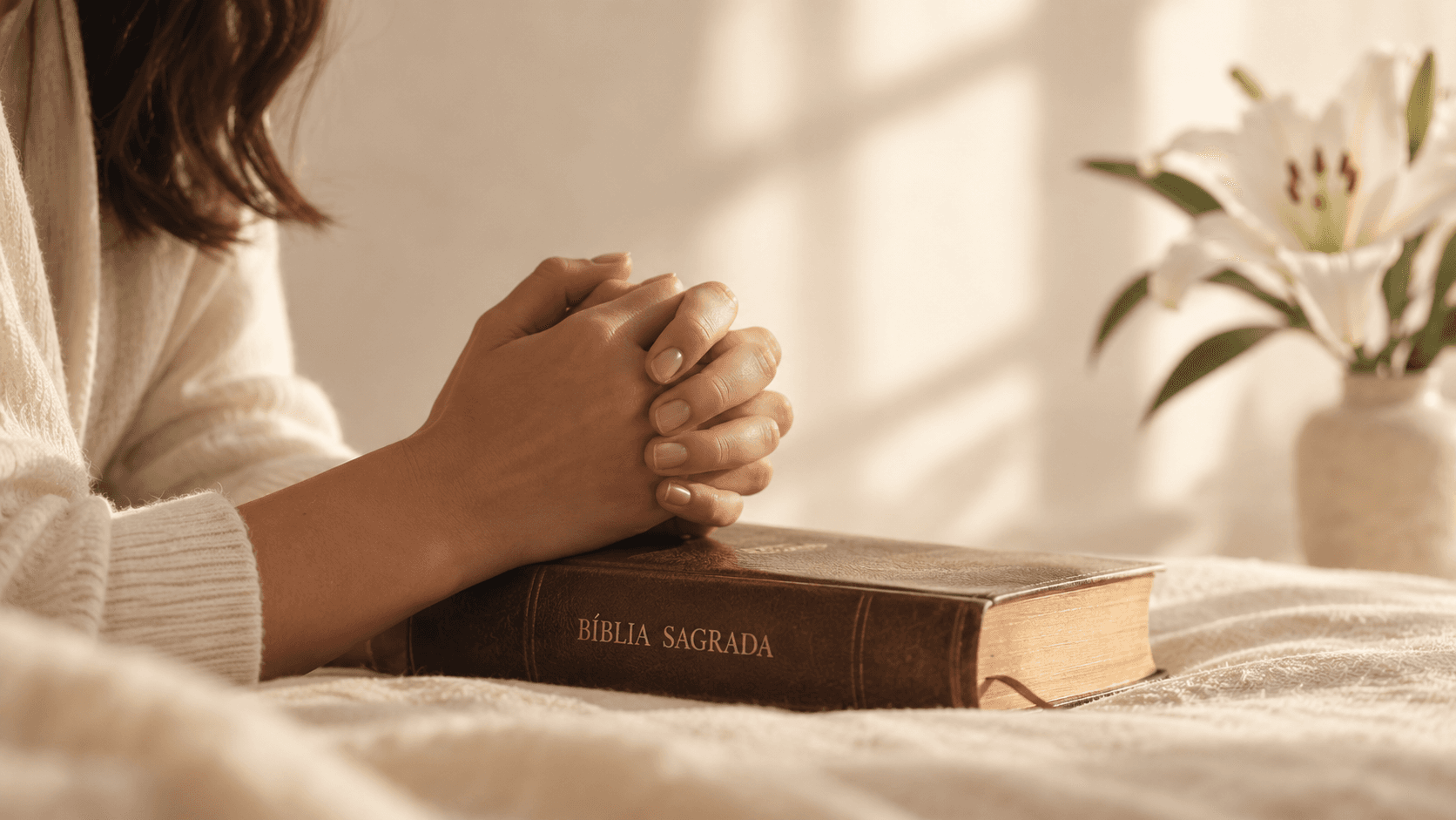 Mãos em oração sobre a Bíblia
